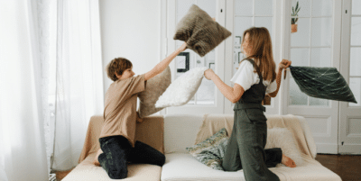 foto niños con almohadas